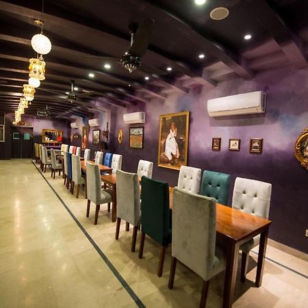 Hotel Holiday Lahore Bagian luar foto