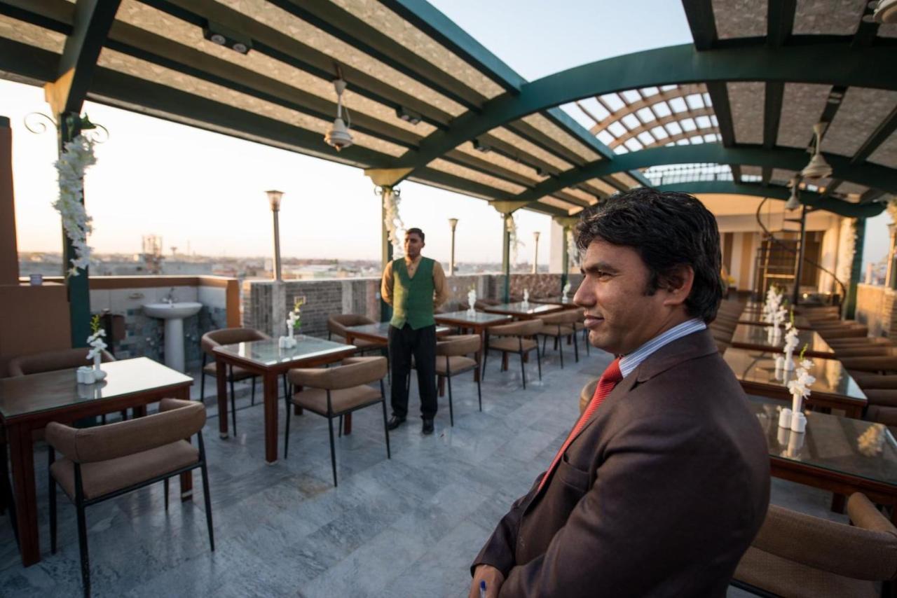 Hotel Holiday Lahore Bagian luar foto