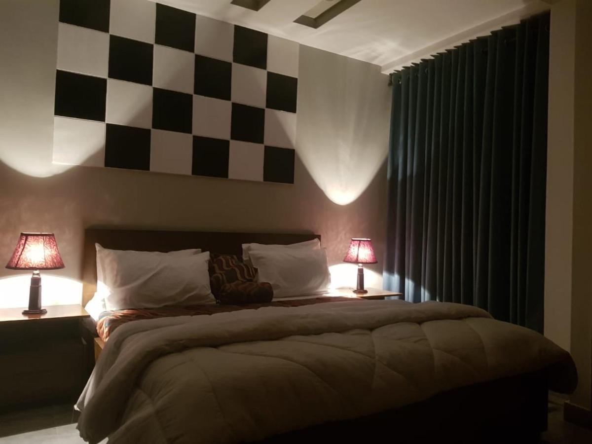 Hotel Holiday Lahore Bagian luar foto