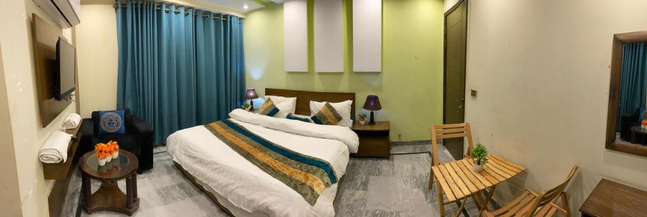 Hotel Holiday Lahore Bagian luar foto