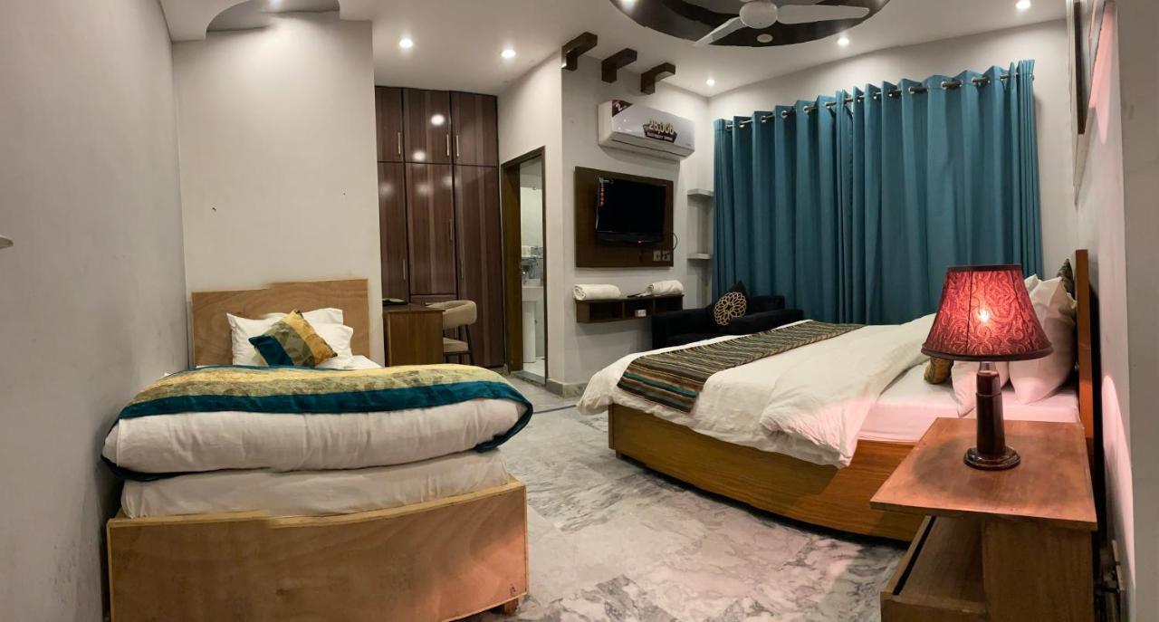 Hotel Holiday Lahore Bagian luar foto