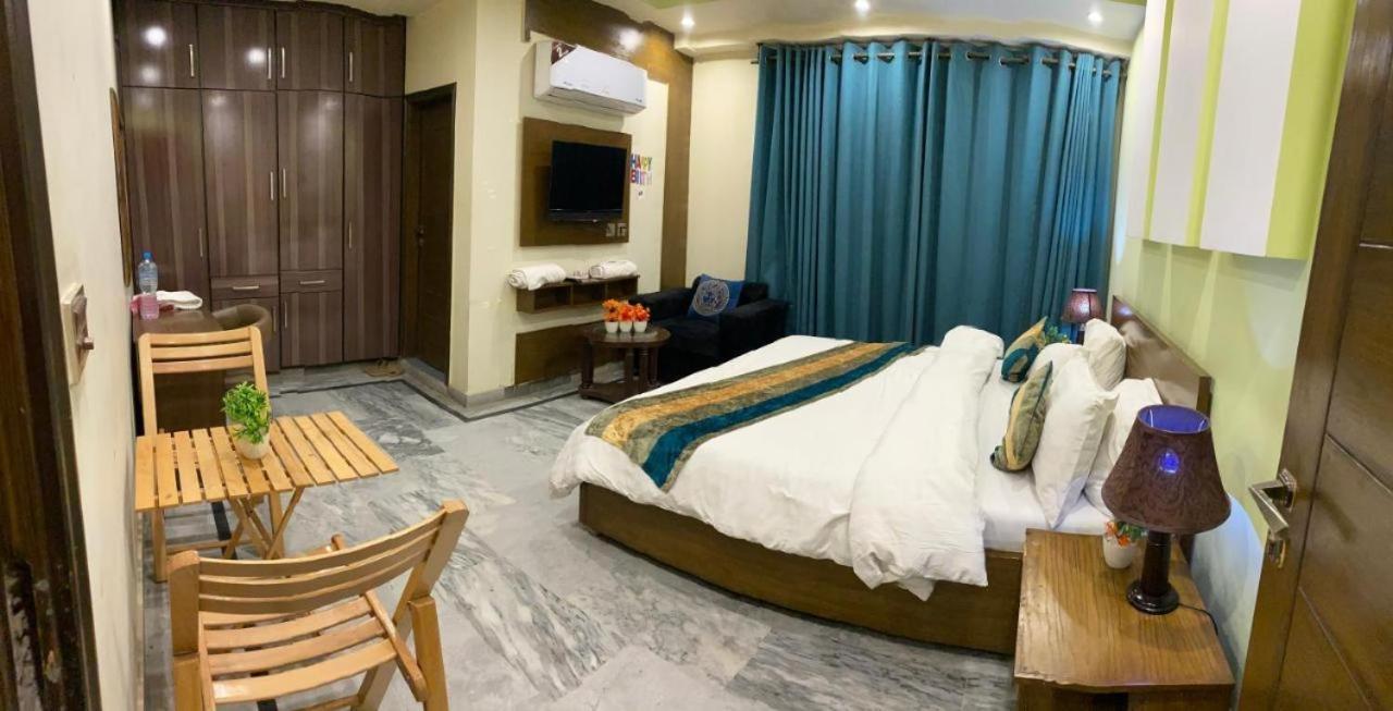 Hotel Holiday Lahore Bagian luar foto